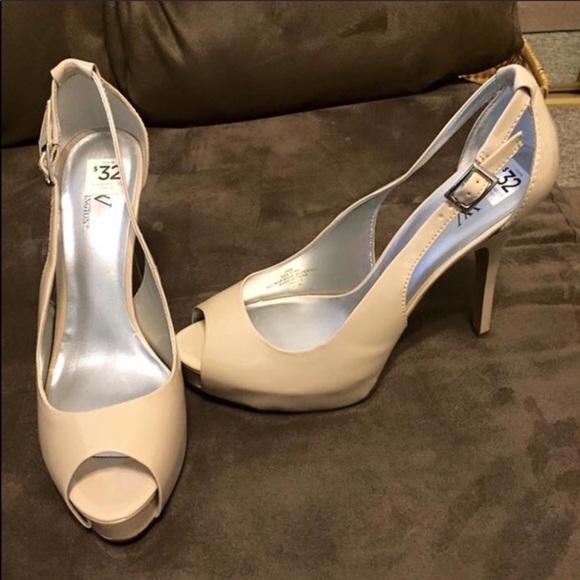 Cream colored peep toe pumps - Picture 1 of 1